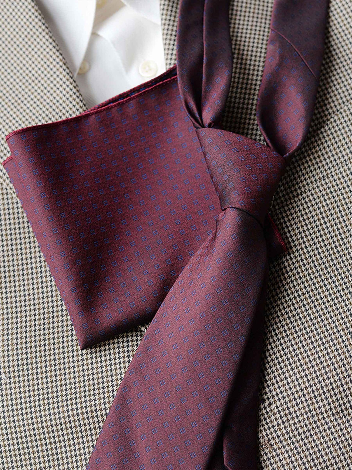 Modern Men's Patterned Tie and Pocket Square Set